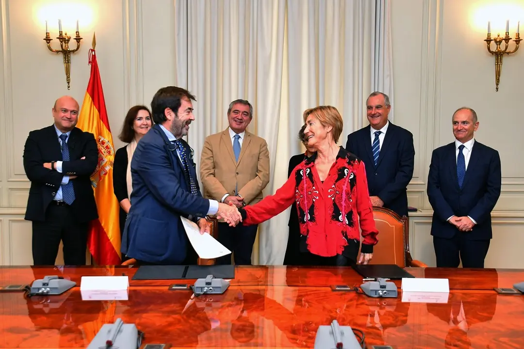 De izda. a dcha. en primera fila: Vicente Guilarte, presidente suplente del Consejo General del Poder Judicial y Victoria Ortega, presidenta del Consejo General de la Abogacía Española. A la dcha. de la segunda fila: Jesús Sánchez, presidente de la Comisión de Relaciones con la Administración de Justicia de la Abogacía Española.