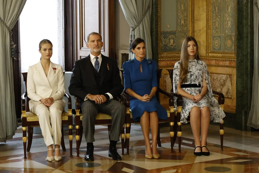 © Casa de S.M. el Rey / Sus Majestades los Reyes y Sus Altezas Reales la Princesa de Asturias y la Infanta doña Sofía momentos antes de la imposición del Collar de la Real y Distinguida Orden Española de Carlos III a Su Alteza Real la Princesa de Asturias