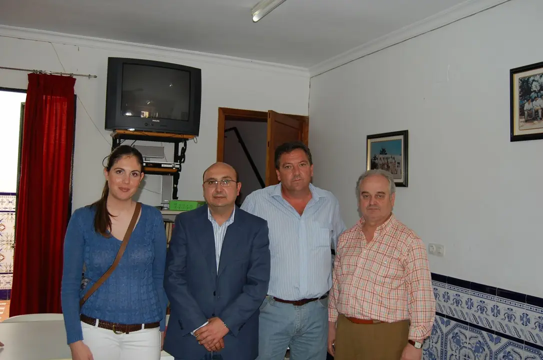 Julio Álvarez, segundo desde la izquierda, junto a su sucesor en el cargo Manuel Bejarano.