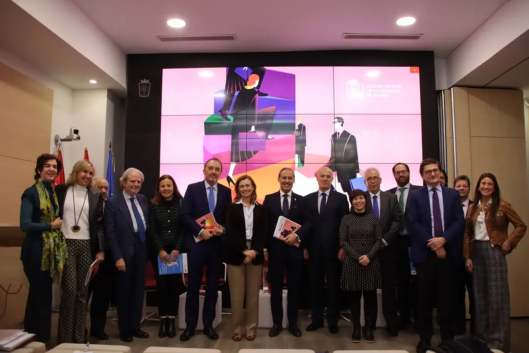 Foto de familia tras la presentación del I Estudio sobre la situación de la abogacía madrileña
