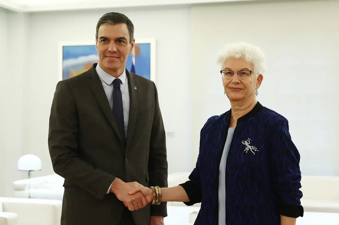 El presidente del Gobierno en funciones, Pedro Sánchez, saluda a la embajadora de Israel en España y Andorra, Rodica Radian-Gordon. Pool Moncloa/Fernando Calvo.