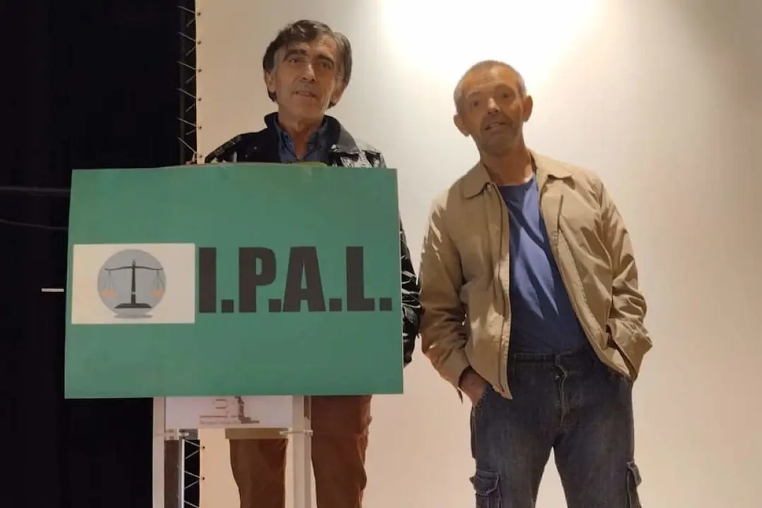 De izda. a dcha., Juan Andrés Ruiz López y otro miembro de Izquierda por Almería / Izquierda por Almería