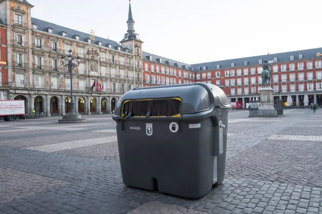 Un contenedor de plástico en la Plaza Mayor de Madrid / Wikimedia Commons