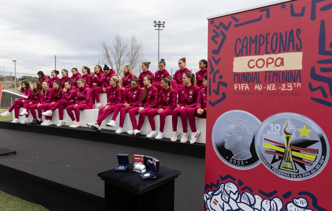 Presentación del sello y la moneda conmemorativas | Fuente: RFEF