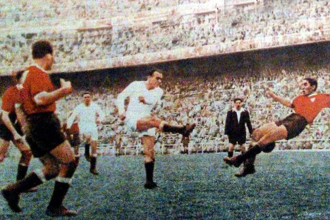 Alfredo Di Stéfano, en un partido contra el Independiente argentino / PICRYL