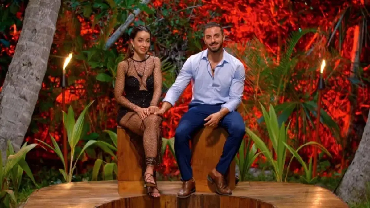 Ana y Borja en la hoguera final de La isla de las tentaciones | Fuente: Telecinco