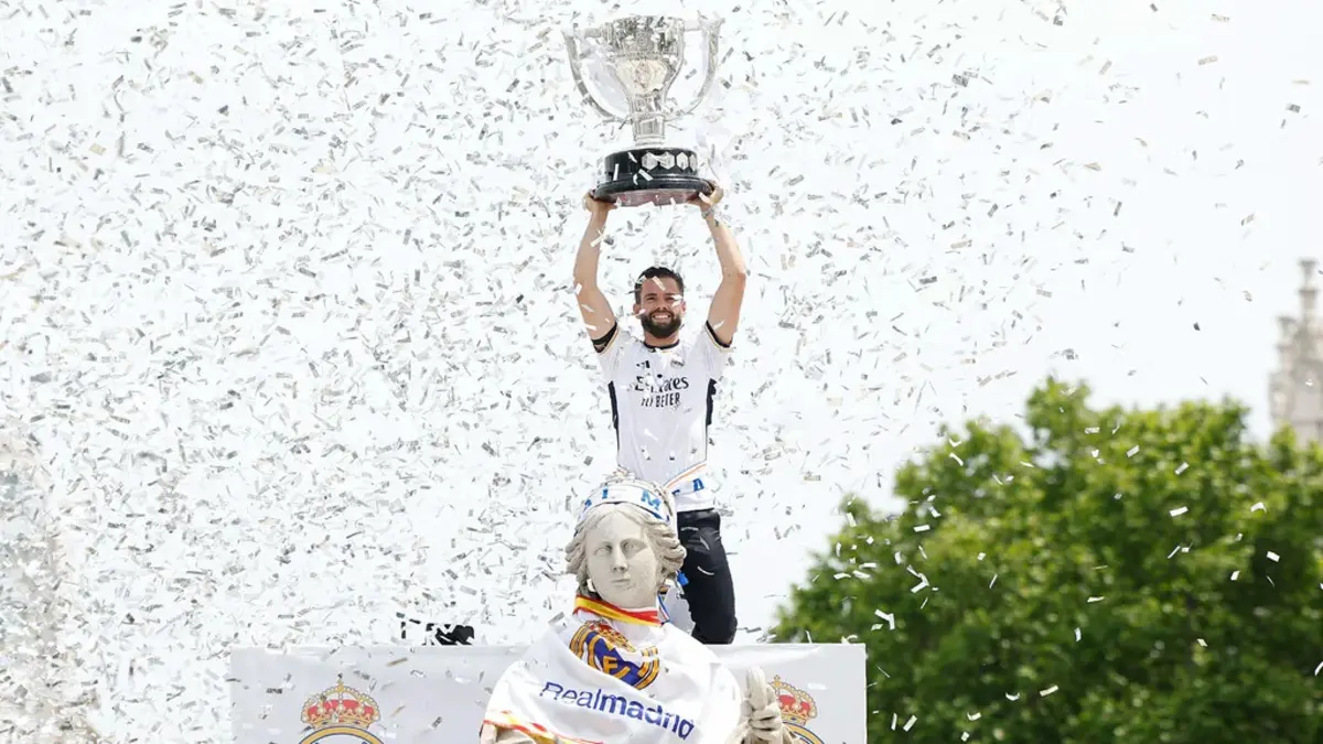 Nacho levanta la Copa en Cibeles | Fuente: Real Madrid