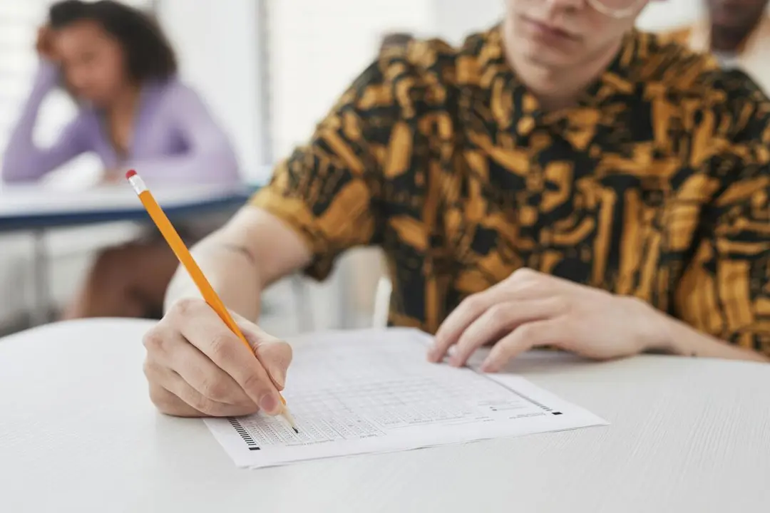 Estudiante en un examen | Fuente: Pexels