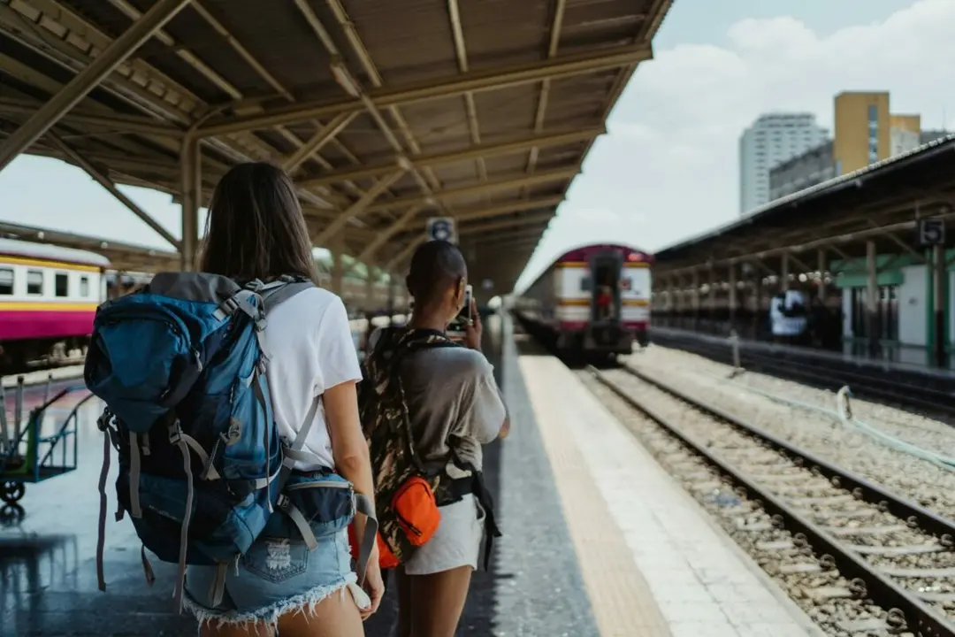 Jóvenes viajando en tren | Fuente: Pexels
