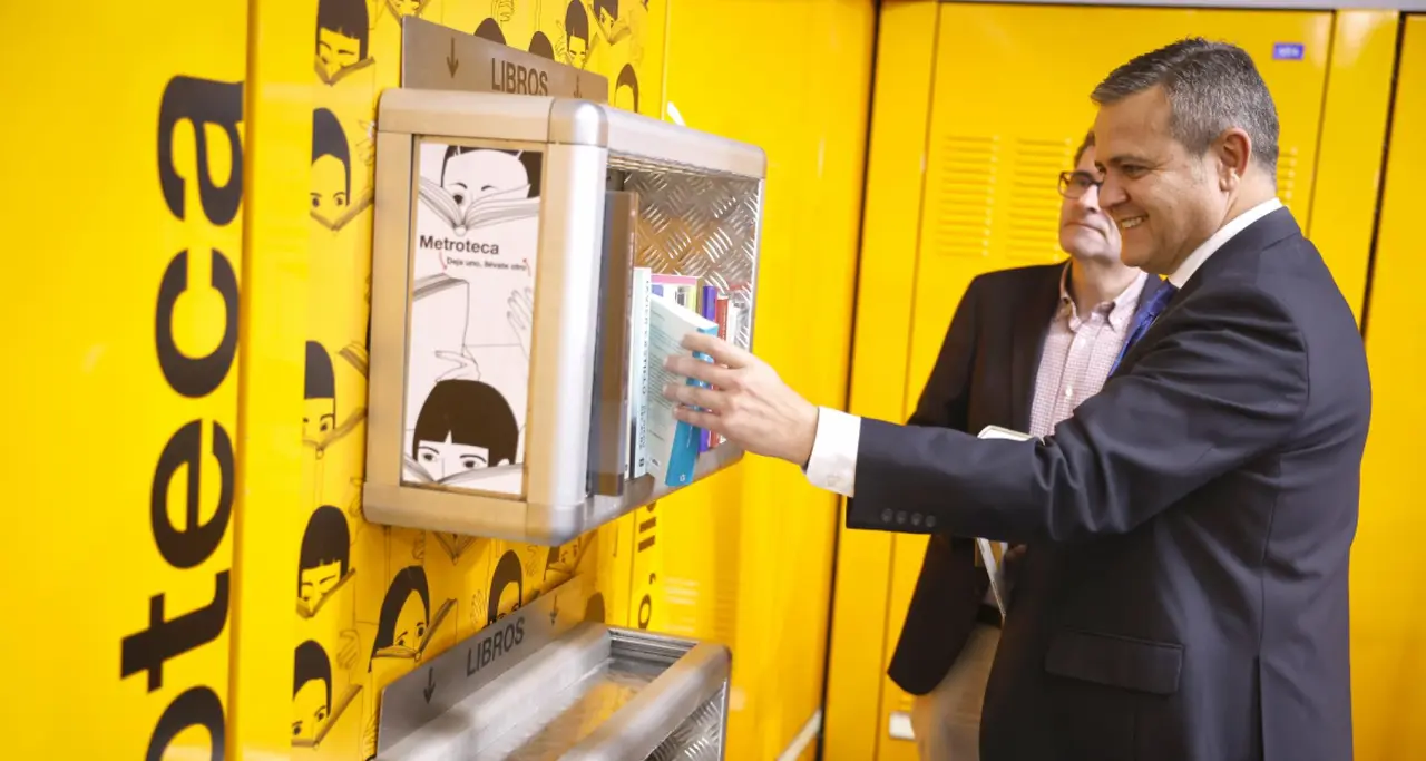 La Comunidad de Madrid recicla las antiguas papeleras de Metro y las convierte en librerías para fomentar la lectura entre los viajeros