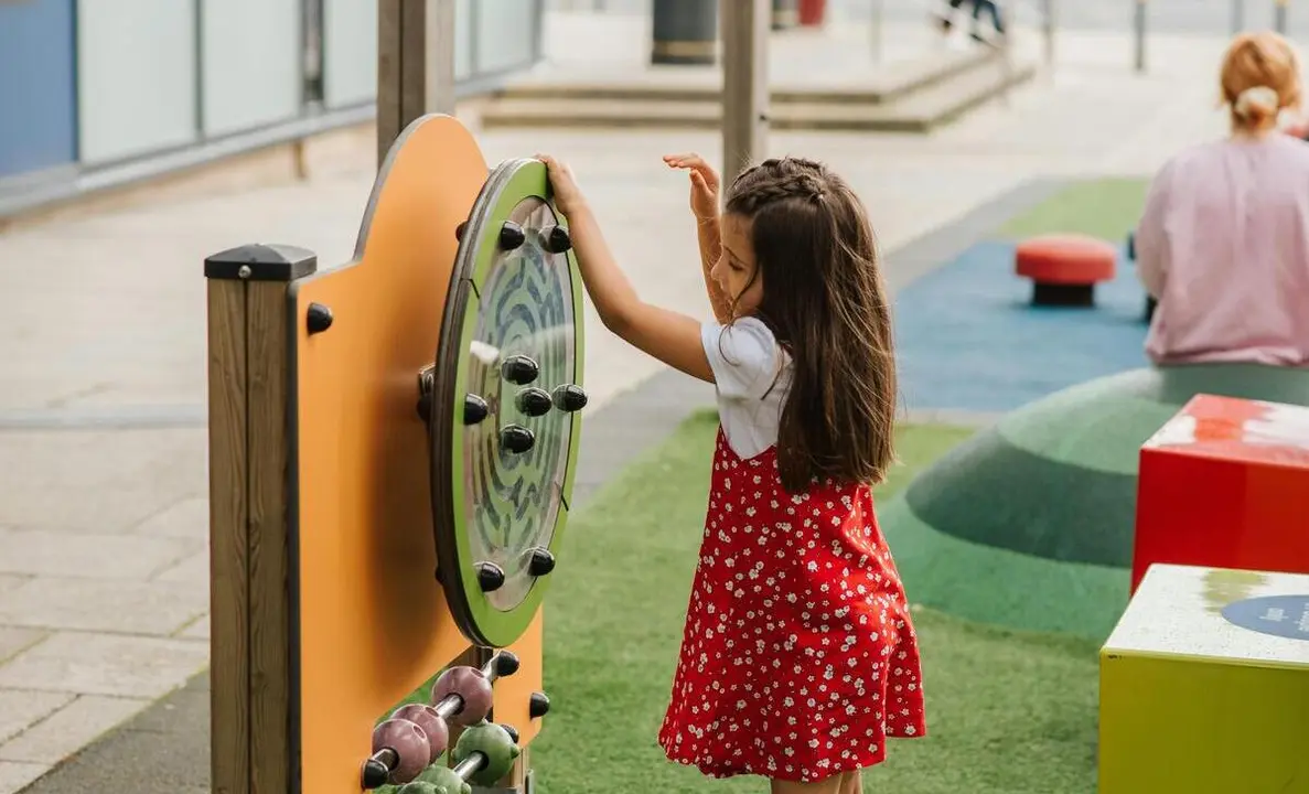 Parque infantil con suelo de caucho | Fuente: Pexels