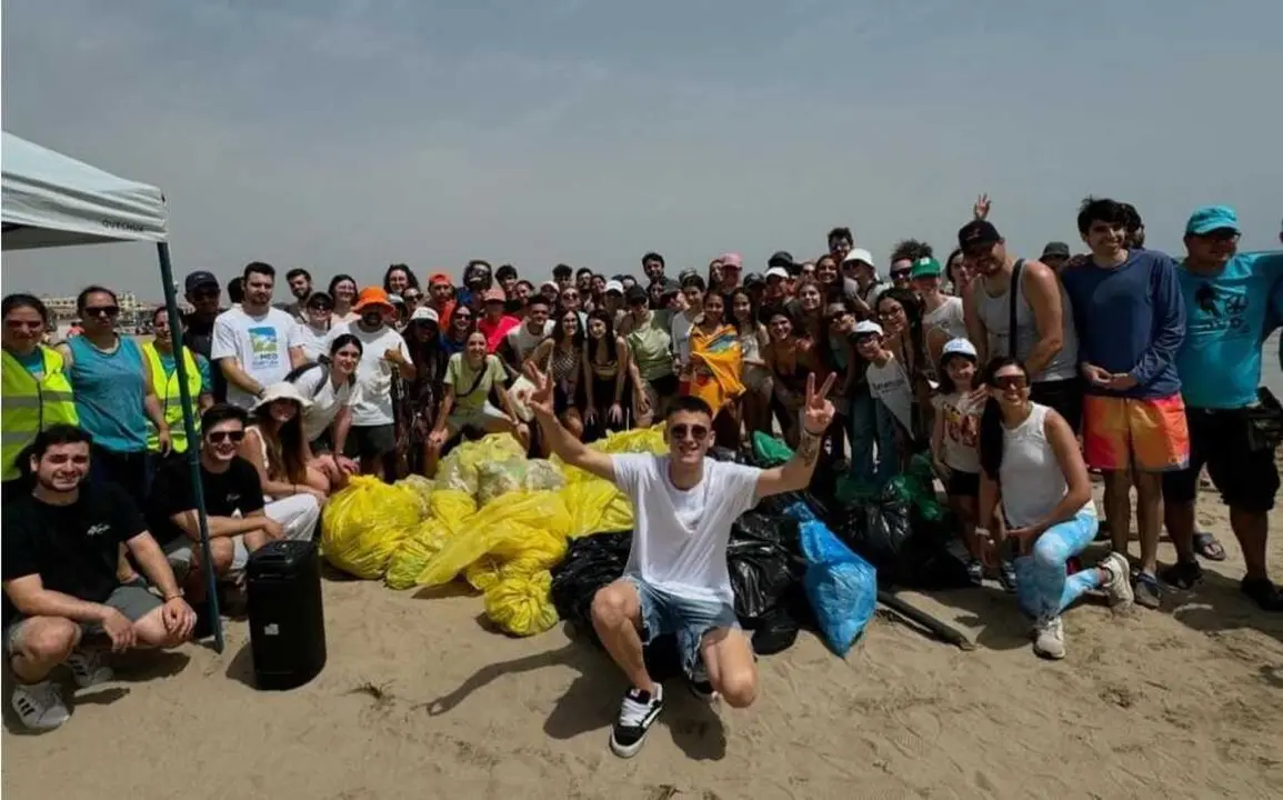 Diego Nister y voluntarios en la playa | Fuente: @diegonister vía Instagram