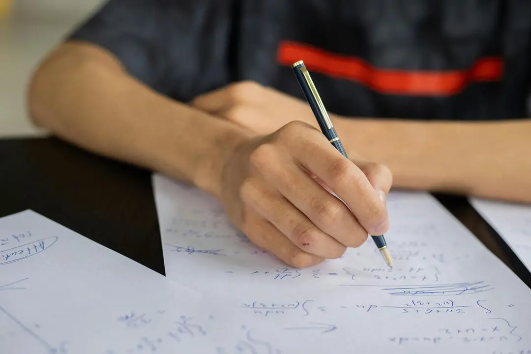 Estudiante en un examen | Fuente: Pexels