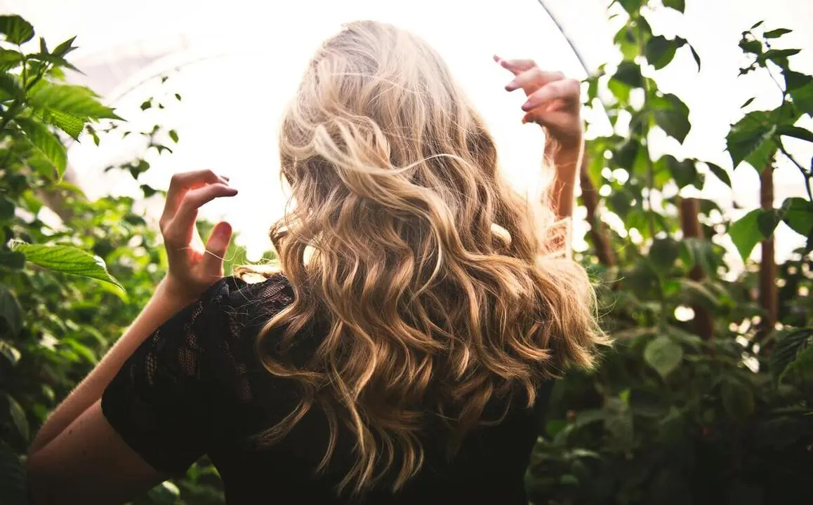 Melena rubia y radiante | Fuente: Pexels