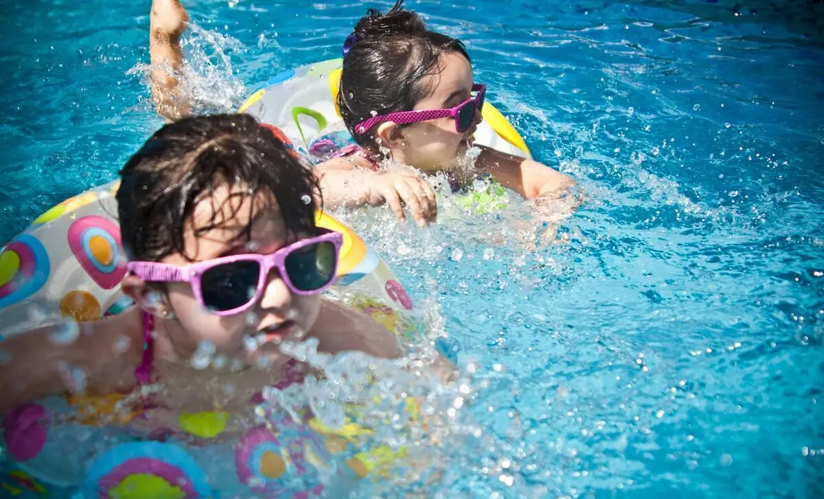 Niñas en la piscina | Fuente: Pexels