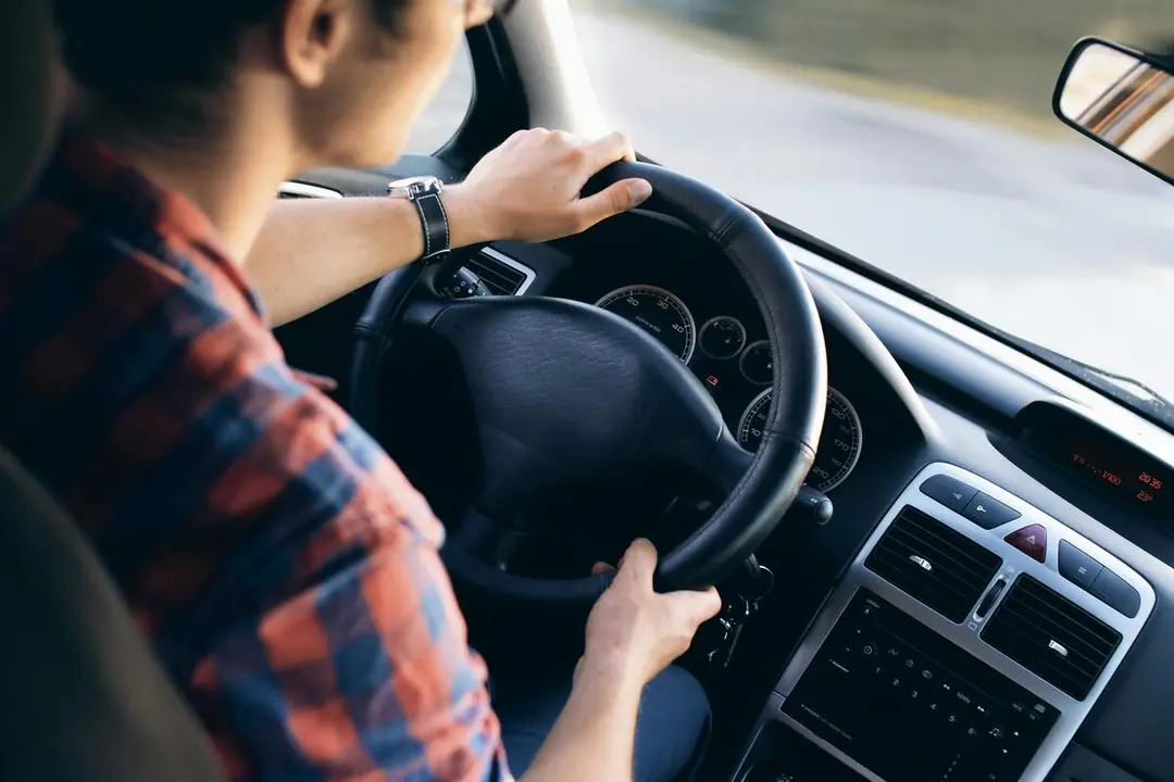 Conductor al volante | Fuente: Pexels