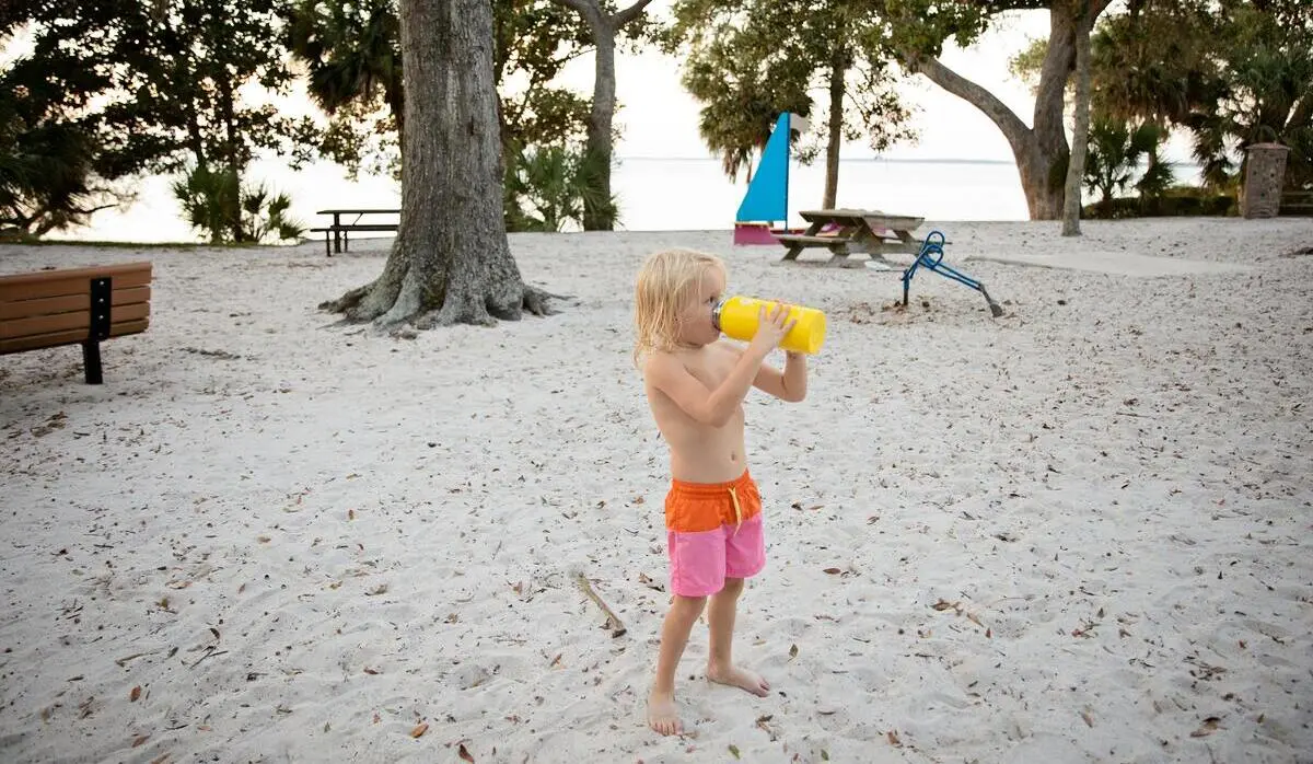 Niño en la playa | Fuente: Pexels