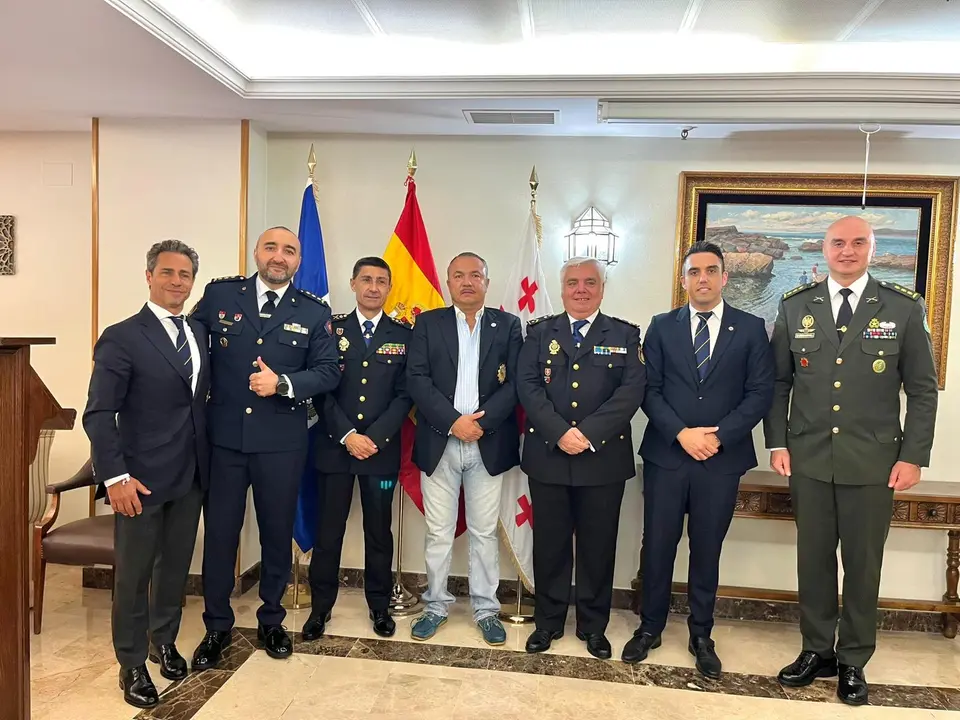 A pie de foto, de izquierda a derecha: David de Guillamón, Vicepresidente Segundo de Santos Ángeles Custodios; Shalva Shubladze, Coronel de la Policía de Georgia; Manuel Soto Seoane, Jefe Superior de Policía Nacional de Madrid; Diego de Guillamón, Presidente de Santos Ángeles Custodios; Fermín Pacetti Cuevas, Subinspector de Policía Nacional; Raúl Felipe Escudero, Vicepresidente Tercero de Santos Ángeles Custodios; y George Babunashvili, Coronel agregado Militar de la Embajada de Georgia.