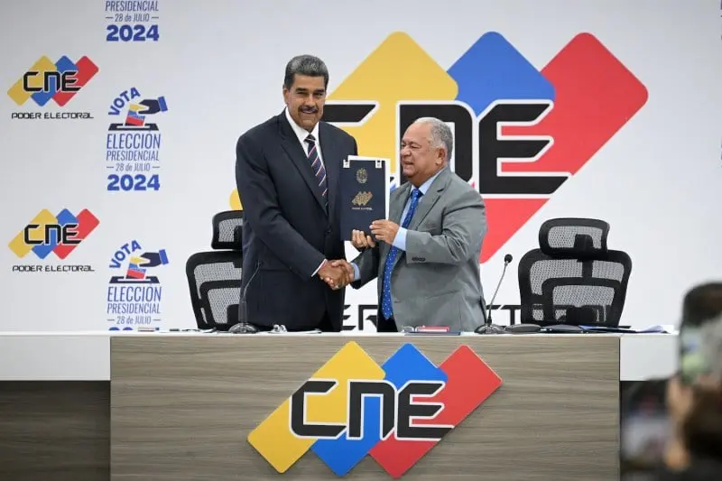 Elvis Amoroso, actual presidente del CNE, felicita a Nicolás Maduro