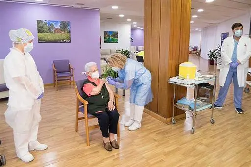 Personal sanitario vacunando a los residentes de un centro de mayores durante la pandemia en España / Moncloa