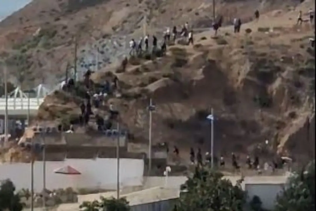 Centenares de personas han intentado cruzar hoy el paso fronterizo de El Tarajal en Ceuta. (Imagen: @KARIMPRIM).