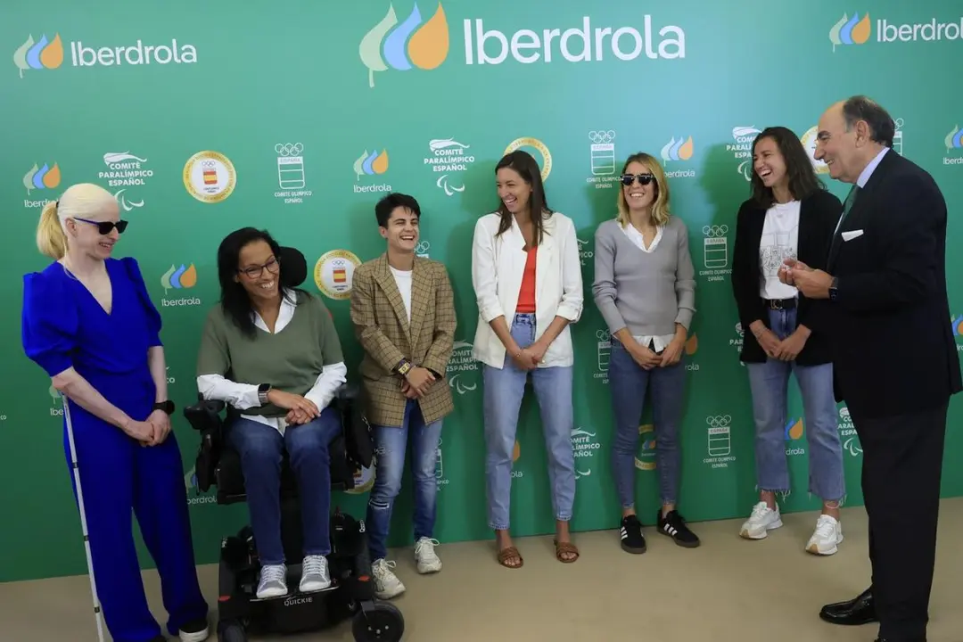 El presidente de Iberdrola con una representación de deportistas olímpicas y paralímpicas. (Foto: Iberdrola).