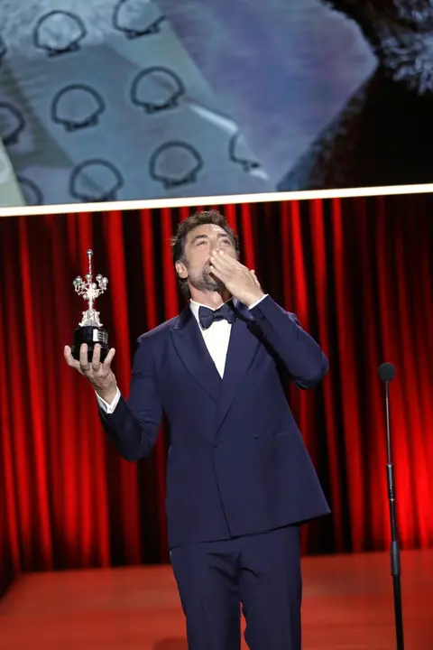 Javier Bardem agradece al público al recibir el Premio Donostia