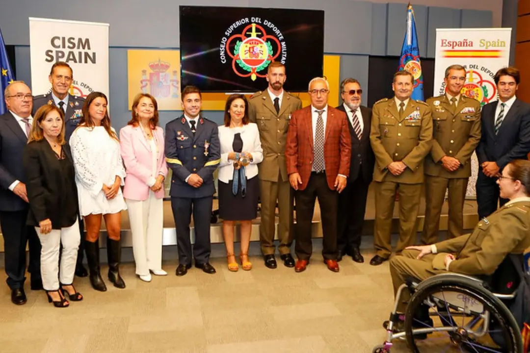 En el acto de homenaje a los dos medallistas olímpicos de las Fuerzas Armadas estuvieron presentes autoridades del ámbito de la defensa y el deporte. (Fotos: Ministerio de Defensa).