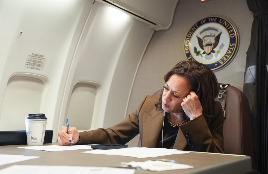 Vicepresidenta Kamala Harris durante su reunión con la administradora de la Agencia Federal para el Manejo de Emergencias (FEMA), Deanne Criswell