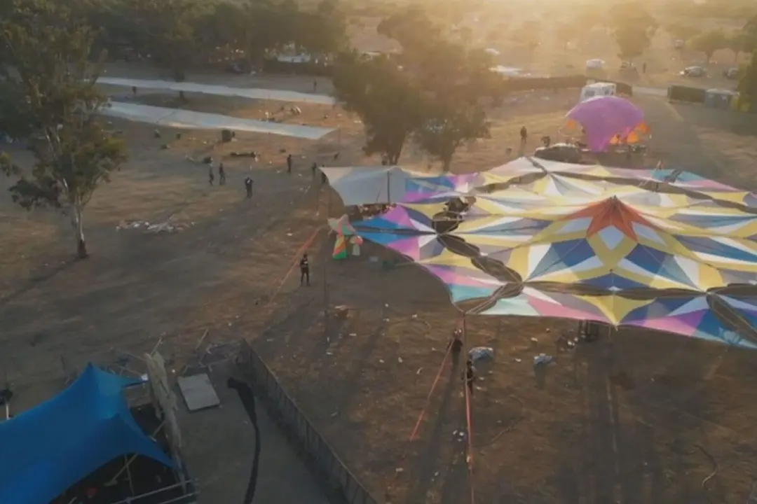 Imagen de cómo quedó uno de los escenarios del festival después del ataque de Hamás. (Foto: Zygote Films, Gerbrueder Beetz Film Produktion).