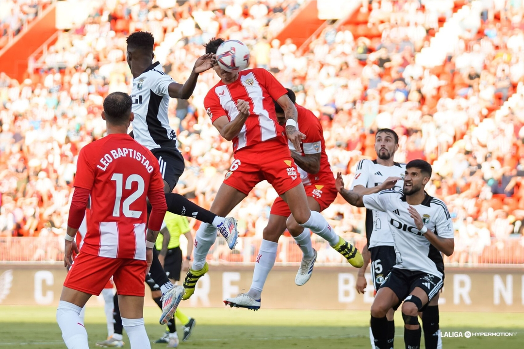 El Almería logro su primera victoria en casa y sale de puestos de descenso en LaLiga Hypermotion.