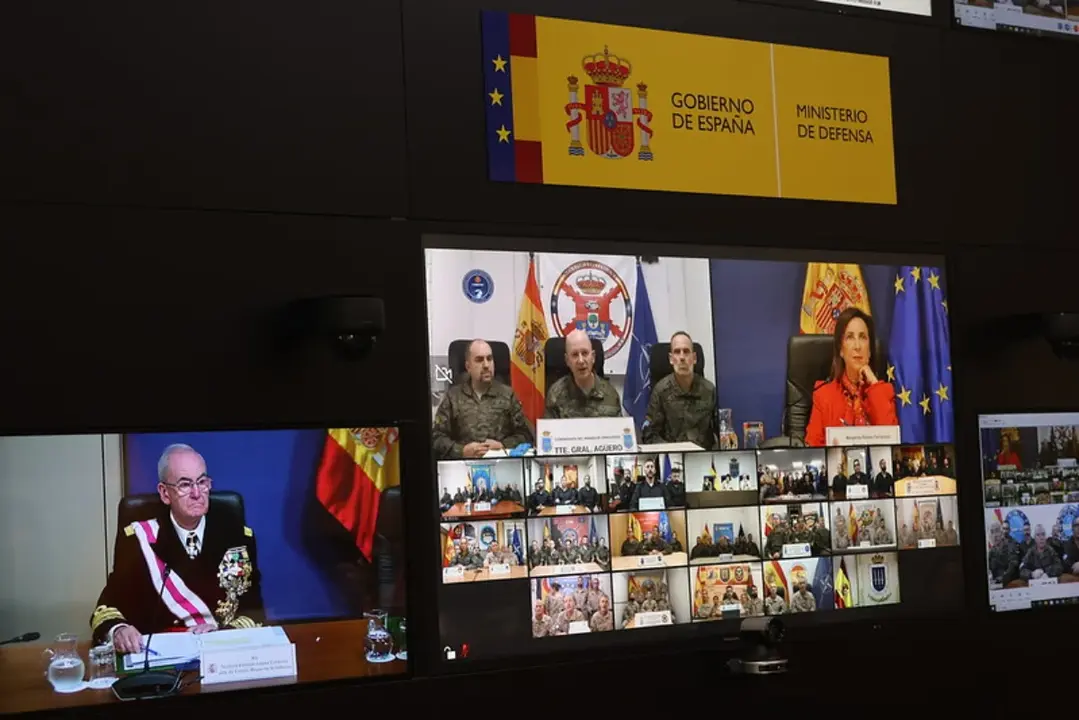 Momento de la videoconferencia de Margarita Robles con los responsables de las misiones en el exterior de las Fuerzas Armadas. (Foto: Ministerio de Defensa).