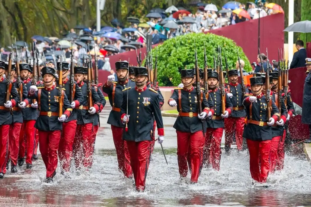 El desfile aéreo ha tenido que suspenderse y finalmente han participado 3.884 efectivos de las Fuerzas Armadas y Fuerzas y Cuerpos de Seguridad del Estado. (Fotos: Iñaki Gómez / Ministerio de Defensa).