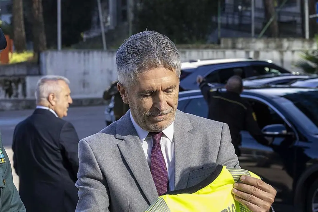 Grande-Marlaska ha presentado esta mañana los nuevos chalecos airbag que tendrán los motoristas de tráfico de la Guardia Civil. (Foto: Ministerio del Interior).
