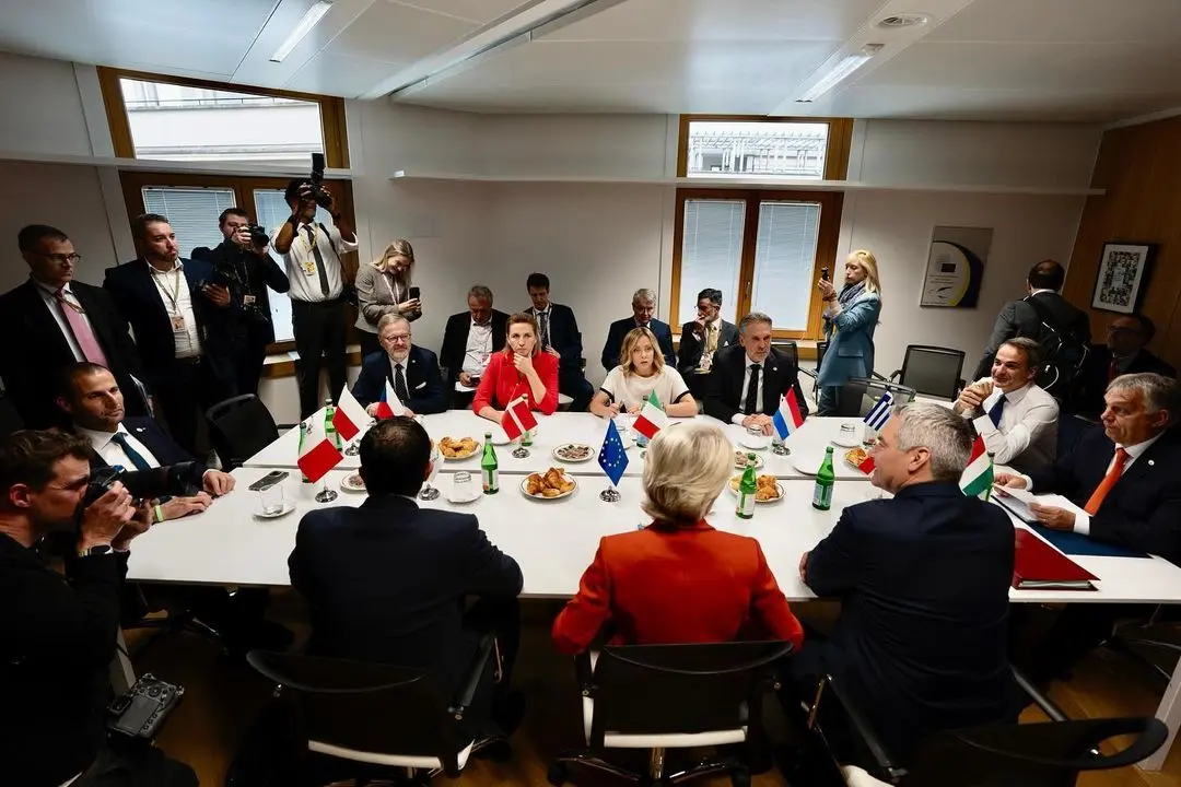 Giorgia Meloni, junto a representantes de otros 10 países de la UE y Úrsula Von der Leyen en la minicumbre previa al debate migratorio de la UE