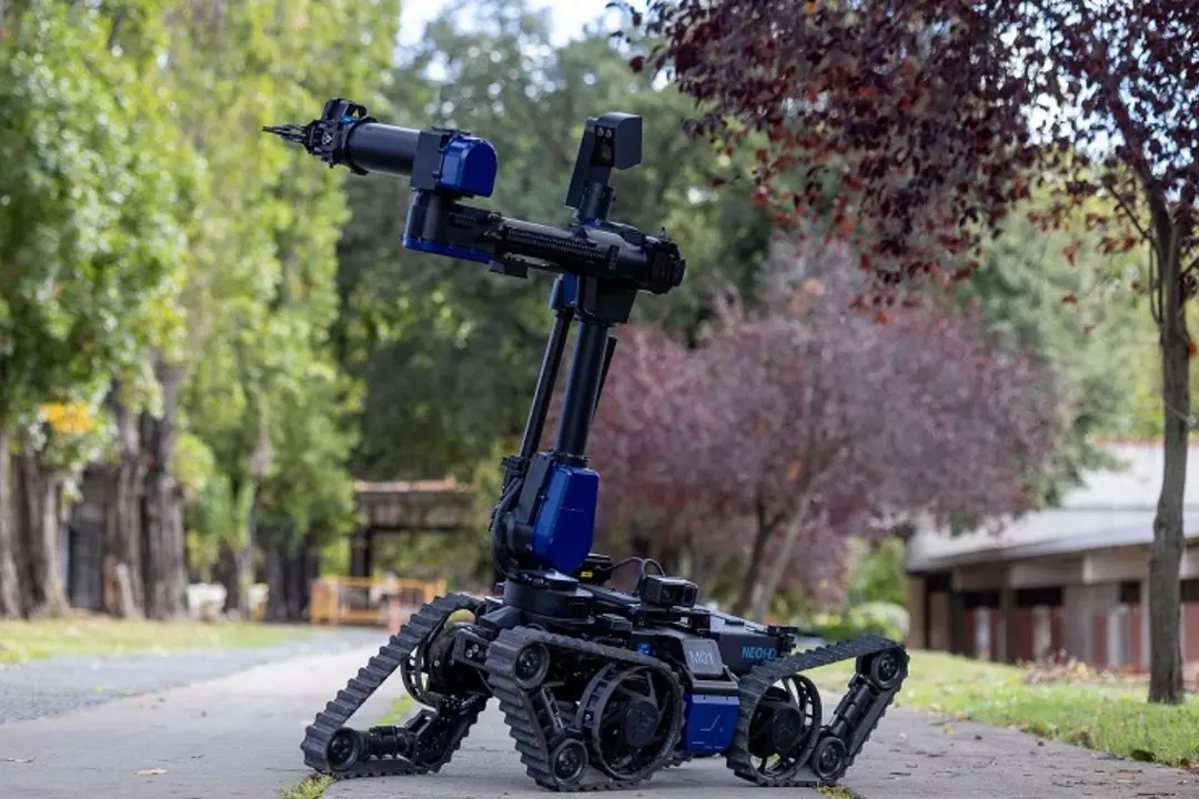 El aunav.NEO HD es un vehículo terrestre de control remoto con capacidad
todoterreno, diseñado para operar en escenarios críticos y entornos hostiles. (Foto: Escribano).