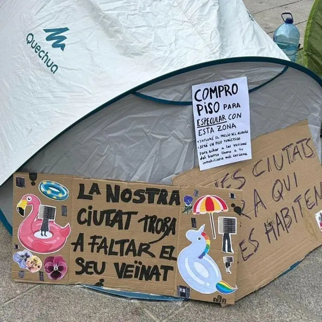 Acampada en la Plaza del Ayuntamiento. Imagen: 'València no està en venda'