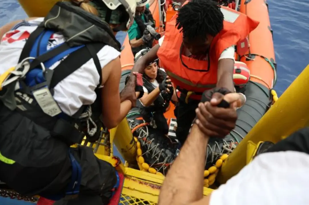 El equipo de rescate de Médicos Sin Fronteras ayuda a un hombre a bordo tras un rescate en el mar Mediterráneo el pasado 20 de septiembre de 2024. (Mohamad Heblak / MSF).