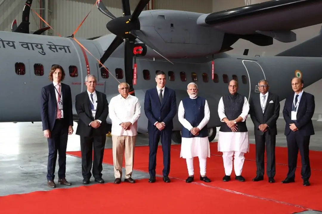 Foto de familia del presidente del Gobierno, Pedro Sánchez, en la planta de ensamblaje de Tata Advanced Systems y Airbus junto al primer ministro de la India, Narendra Modi. (Pool Moncloa/Fernando Calvo).
