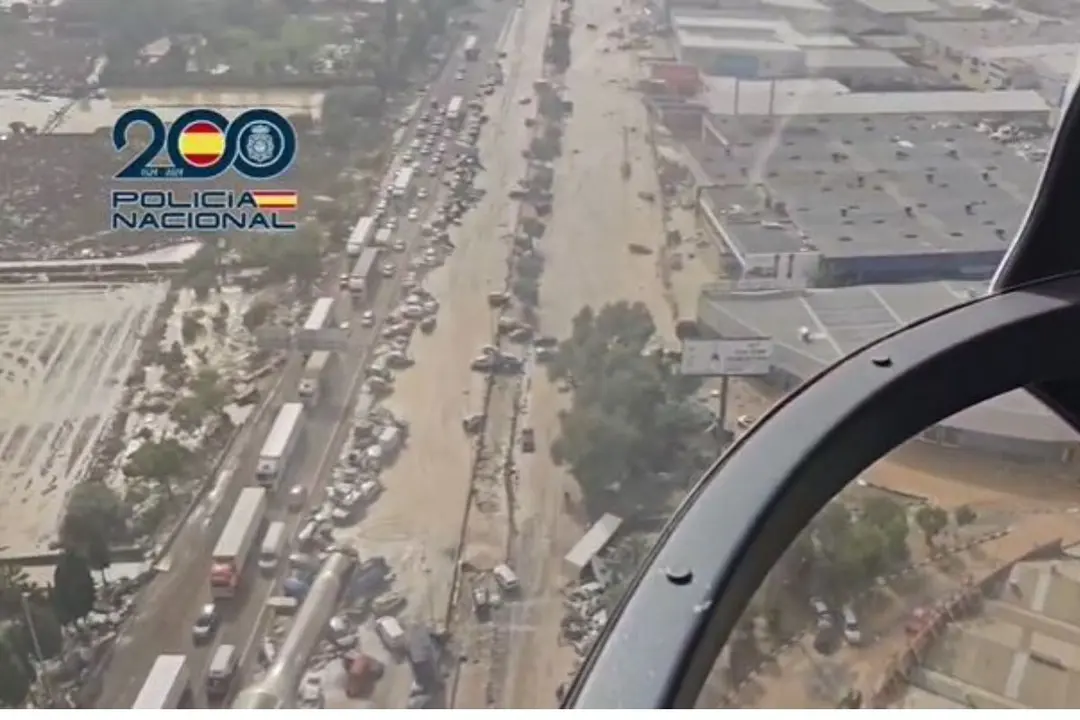 Imágenes relacionadas con los trabajos de localización y rescate de los afectados. (Foto: Policía Nacional).