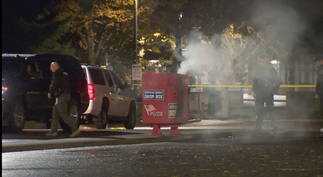 Cajas de urnas electorales incendiadas en las ciudades de Portland, Oregon y Vancouver, Washington.