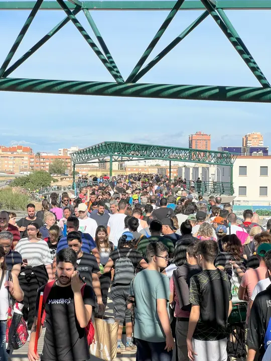 Un ir y venir constante se vivía en la pasarela que une San Marcelino con la pedanía valenciana de La Torre