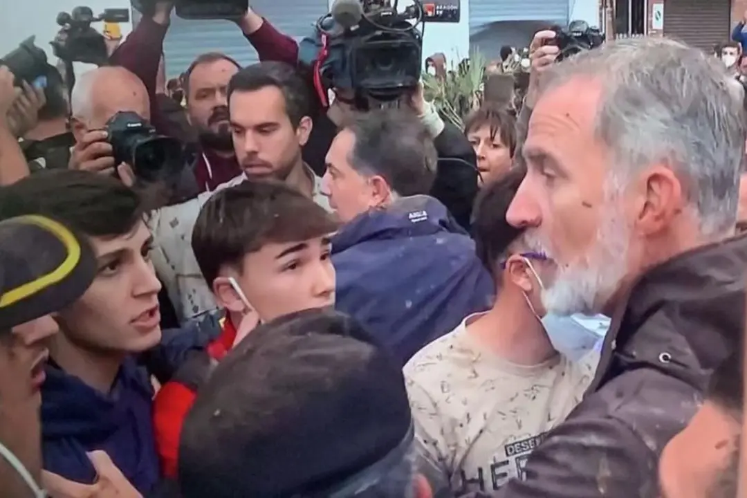 El Rey ha sido el único que no se ha retirado de la comitiva y ha hablado con los paiportinos. Sánchez y Mazón han desaparecido.