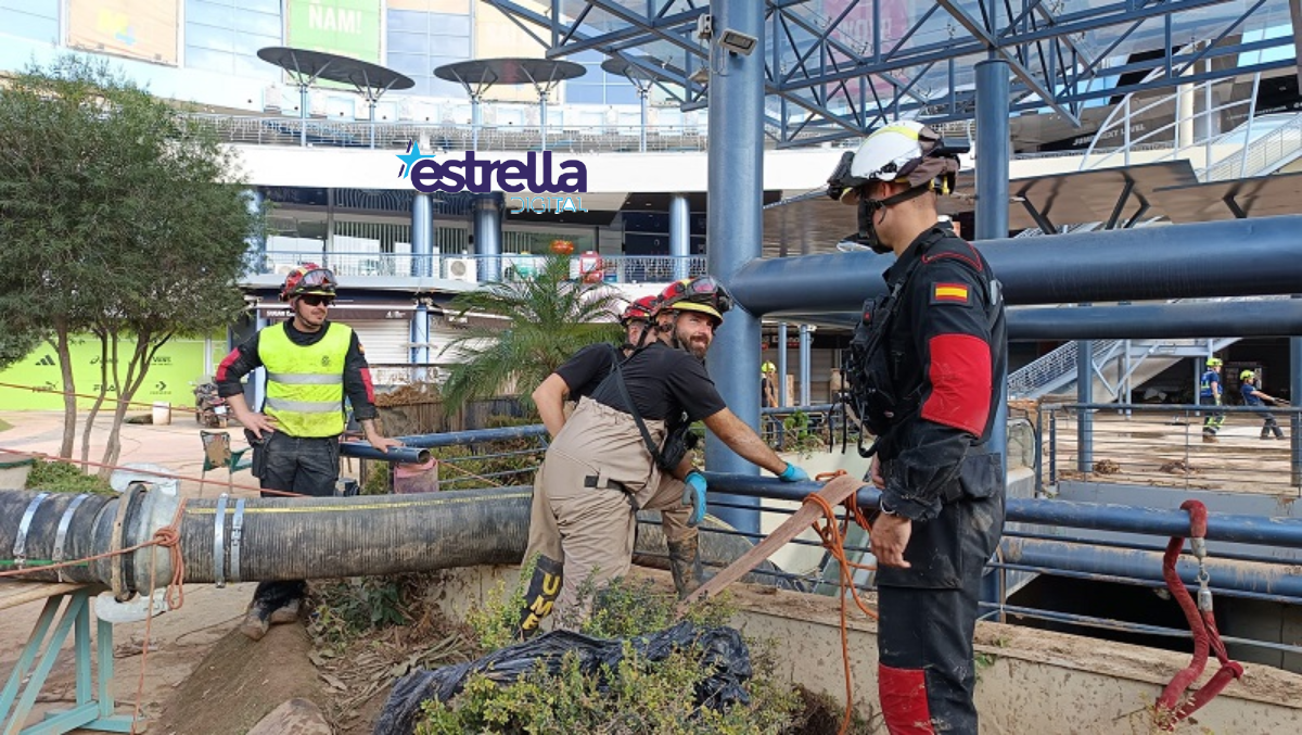 Foto de archivo: la UME y bomberos de diferentes comunidades autónoma han estado achicando agua del aparcamiento subterráneo sin que se hayan encontrado víctimas.