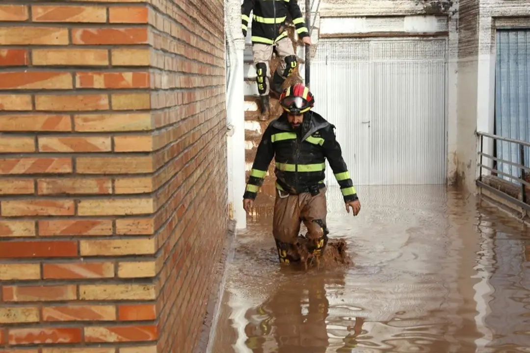 "Cuando el agua está entrando en casa, lo primero es apagar el suministro eléctrico", advierte la directora general de Protección Civil. (Foto: UME).