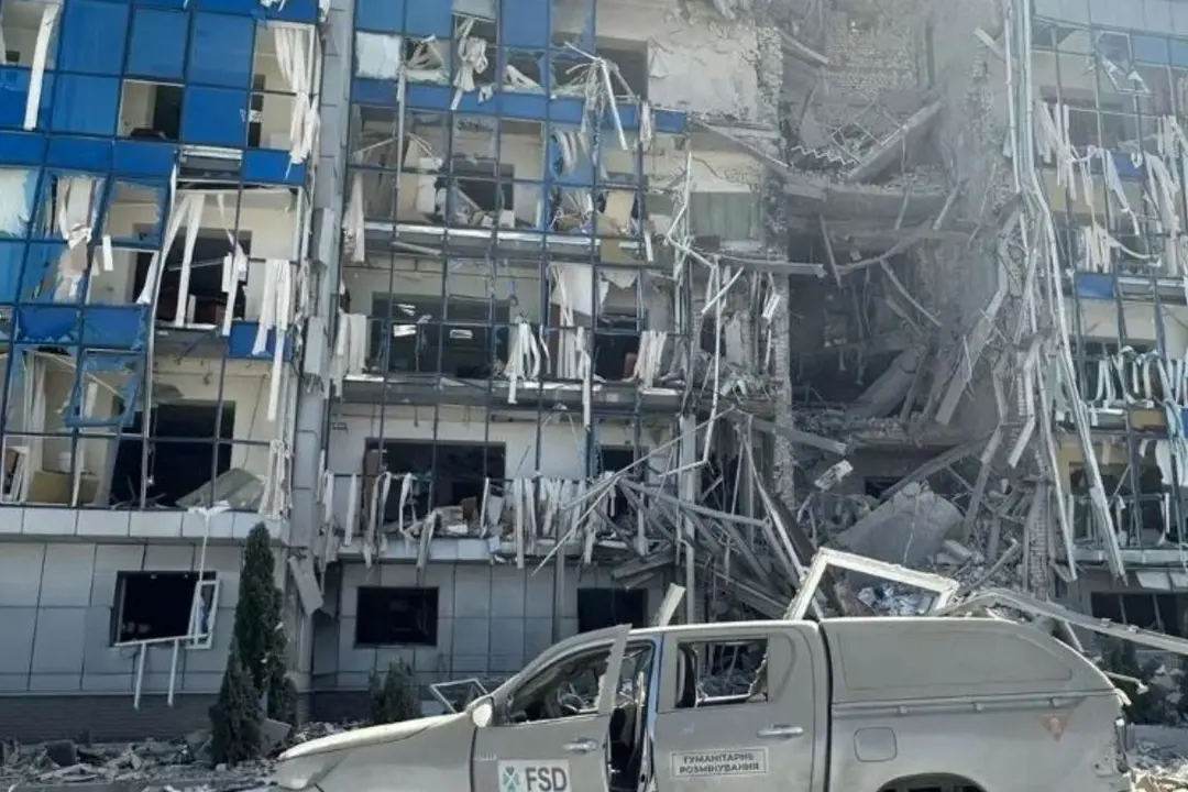 El 24 de julio, un ataque de las Fuerzas Armadas de la Federación de Rusia en la ciudad de Járkov, en el este de Ucrania, dañó la oficina y seis vehículos de una organización humanitaria. (Foto: OCHA / Dmytro Filipskyi).