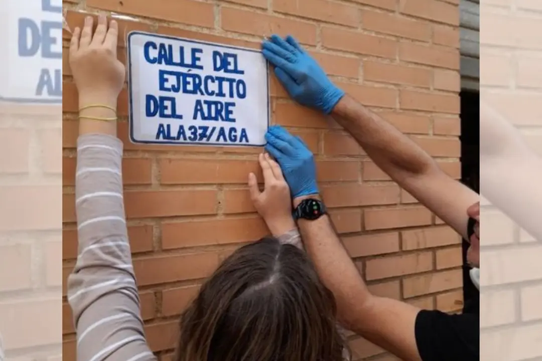 La nueva calle de Paiporta lleva el nombre de las unidades del Ejército del Aire que están ayudando a los vecinos de la localidad. (Foto: Ejército del Aire).