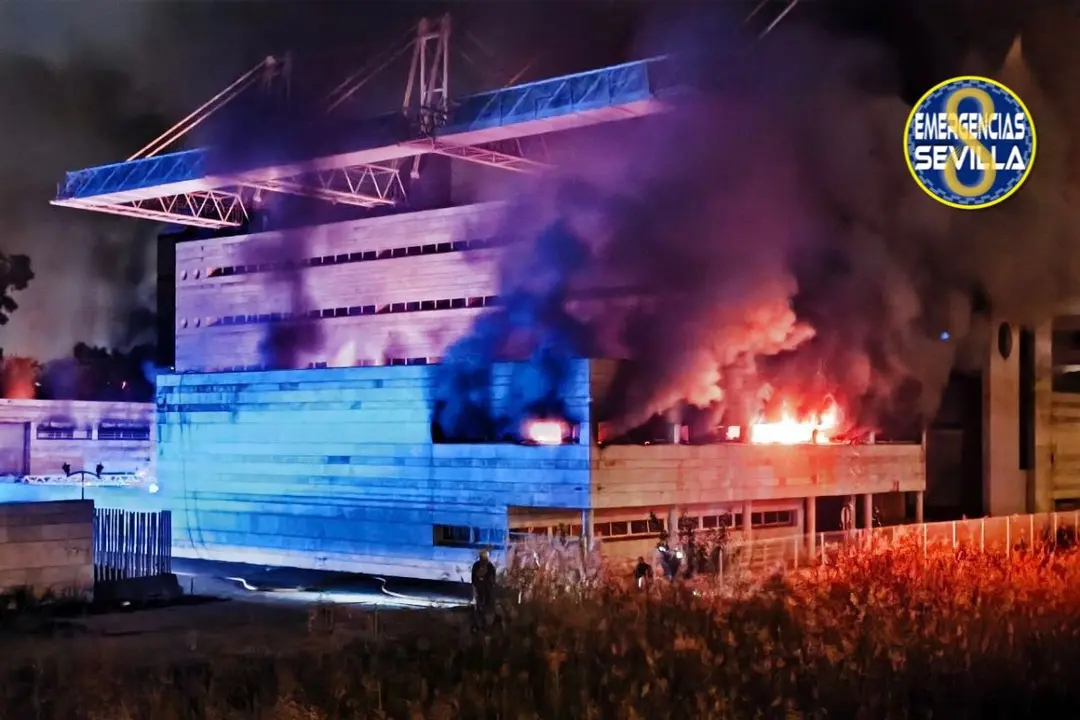 El humo se ha propagado desde el Auditorio hasta zonas del centro, situadas a tres kilómetros de distancia. (Foto: Emergencias Sevilla).