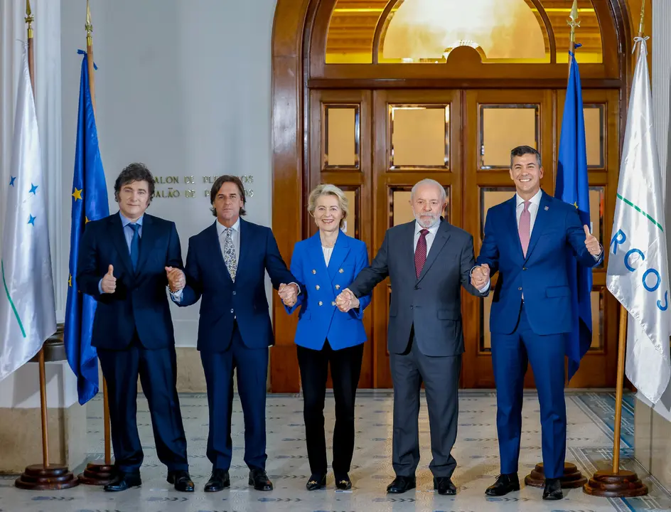 Durante el encuentro, se fotografiaron a los dirigentes de Argentina, Javier Milei; de Uruguay, Luis Lacalle Pou; de Brasil, Luiz Inácio Lula da Silva; y de Paraguay, Santiago Peña, y en medio, la presidenta de la Comisión Europea, Ursula von der Leyen, en Montevideo, Uruguay. 6 de diciembre de 2024.