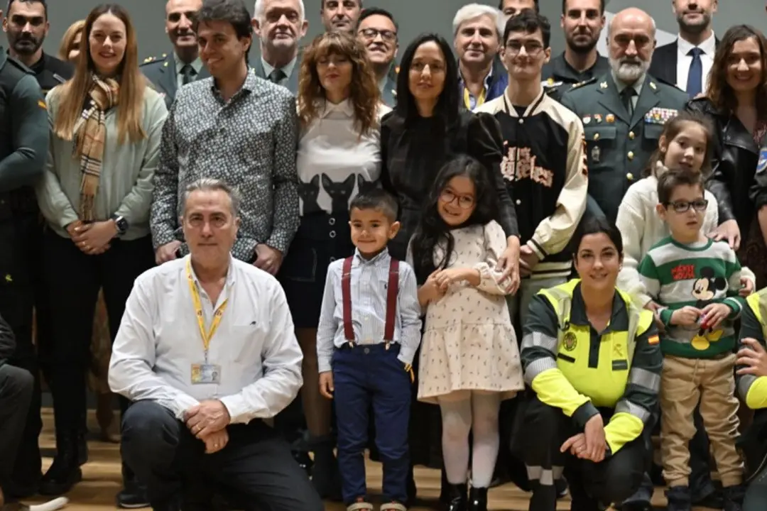 La directora general de la Guardia Civil con efectivos del Cuerpo y niños afectados por la enfermedad. (Foto: Guardia Civil).